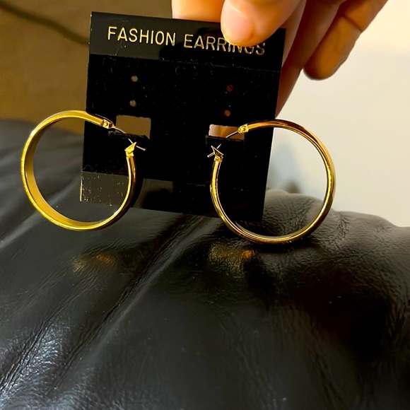 Vintage Beautiful Gold Filled Round classy Earrings. They look real. - Picture 7 of 8